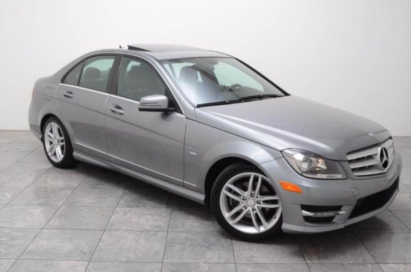 Преди да бъде спрян през 2015 г., C250 беше едно от стандартните предложения на C-Class на Mercedes-Benz. Въпреки че моделът от 2012 г. има своите предимства, проблемите му в крайна сметка надделяха. Те  варират от двигателя до електрическата система и дори въздушните възглавници. 

Според собствениците последните са били неправилно поставени и понякога неволно се отварят. За щастие, Mercedes-Benz обърна внимание на този проблем в поредица от изтегляния.

Двигателят, от друга страна, също получи критики. Основният докладван проблем е тракащ, подобен на трактор звук при стартиране на колата. Механиците обясняват това с повредата на регулатора на разпределителния вал и в някои случаи на веригата за синхронизация и обтегача. Много собственици е трябвало да сменят различни части от двигателя си или дори целия мотор.

Има и няколко оплаквания относно корозирала и напълно напукана задната рамка. Има голям шанс да срещнете този проблем, когато купувате употребяван C250 от 2012 г.